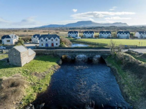 Fishermans Cottage Stunning Two Bedroom with Views close to town
